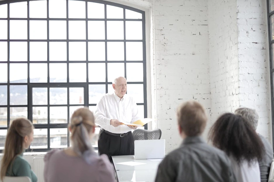 Moderní zasedací místnost s výhledem na město, symbolizující strategické plánování.