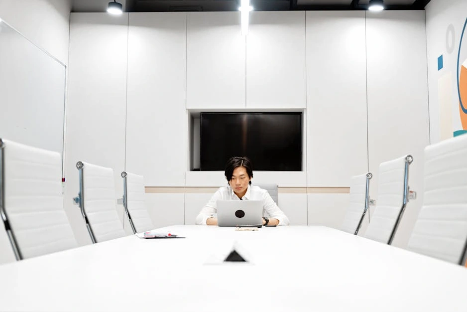 Dva manažeři diskutující nad dokumenty v elegantní kanceláři.